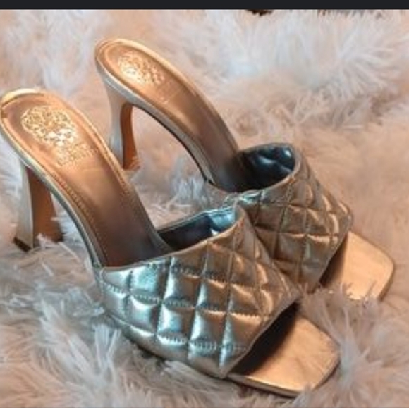 Vince Camuto Silver Quilted Mules Heeled Sandals NWT Size 9 - Picture 3 of 12